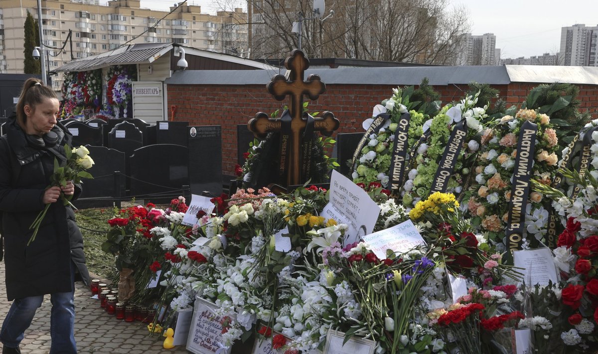 Prie Aleksejaus Navalno kapo rinkosi jo šalininkai