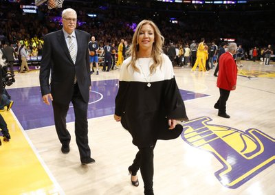 Los Andželo „Lakers“ prezidentė Jeanie Buss, už jos – buvęs komandos strategas Philas Jacksonas.