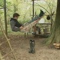 Vyras iš Londono persikelė į medyje pastatytą namelį miške