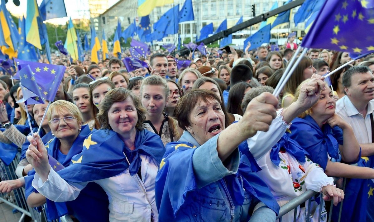 Ukrainos piliečiai ES galės keliauti be vizų