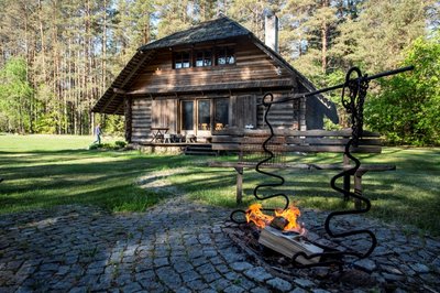 Svajonių sodyba, Aukštaitijos deimantas, vienkiemis su trimis namais ir pirtimi Juodynėlio vs., pušyne Labanoro parke 295 000 eur.