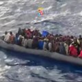 Italus papiktino reportažas, kaip Lampedūzoje nuo niežų nupurškė imigrantus