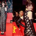 Berlyno kino festivalyje Anna Hathaway pasirodė „nuoga“ suknele – sužavėjo visus