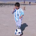 Internete išgarsėjęs afganistanietis berniukas gavo L. Messi marškinėlius