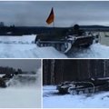 Švedai linksminasi medžius vartydami sovietiniu tanku