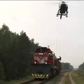 Kaip iš filmo: ant „Lietuvos geležinkelių“ traukinio iš sraigtasparnio nusileido „Aras“
