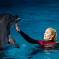 Dėl L. Mondeikaitės dėmesio pešasi delfinai