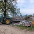 Krūvą statybinių atliekų nevietoje išvertęs gyventojas pasigailėjo: neteko traktoriaus su priekaba