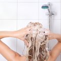 Tikėtina, kad apie galvos plovimą žinote dar ne viską: šis pabaigoje atliekamas triukas padės plaukams būti sveikesniems