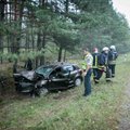 Ужасная авария на дороге Вильнюс-Алитус: автомобиль врезался в дерево, серьёзно пострадали люди