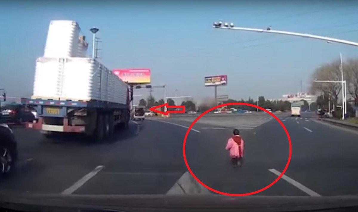 Dwulatek wypadł z busa na autostradę