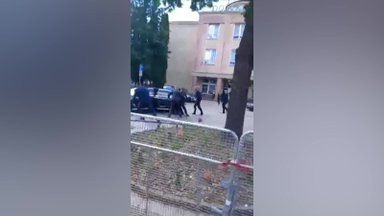 Užfiksuota, kaip Slovakijos premjeras nešamas į automobilį ir sulaikomas užpuolikas