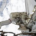 JAV astronautai išėjo į atvirą kosmosą taisyti TKS robotizuotos rankos