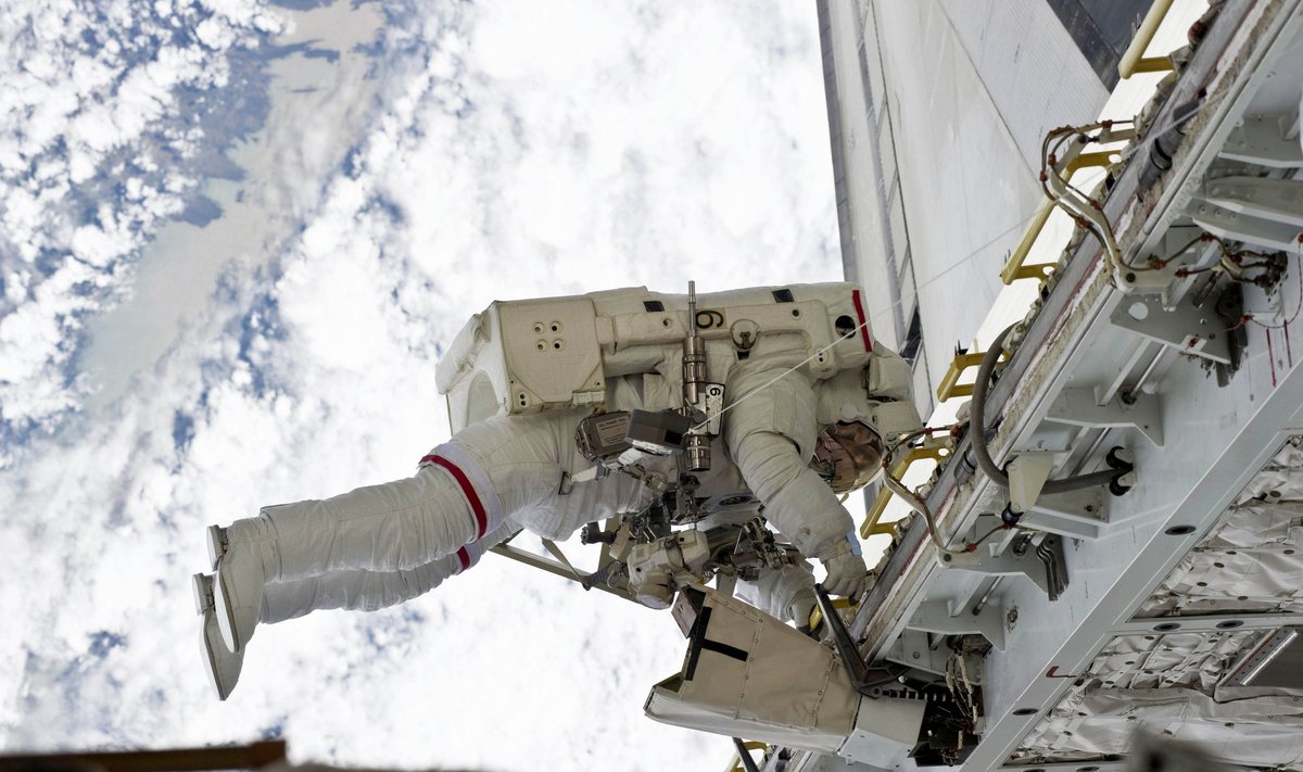NASA astronautas Rickas Mastracchio vykdo misiją atvirame kosmose.