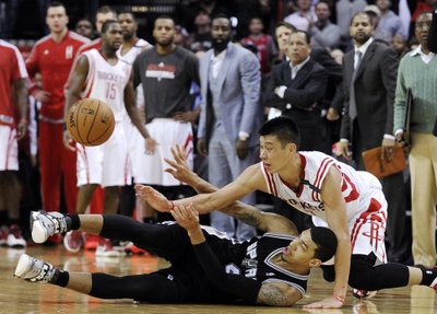 Danny Greenas ("Spurs") kovoja su Jeremy Linu ("Rockets")