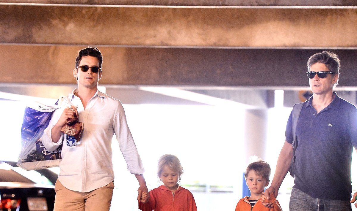 Žinomas aktorius Mattas Bomeris ir jo ilgametis partneris Simonas Hallas su savo vaikais