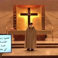 Nufilmuota, kaip per sprogimą Beirute meldžiasi kunigas