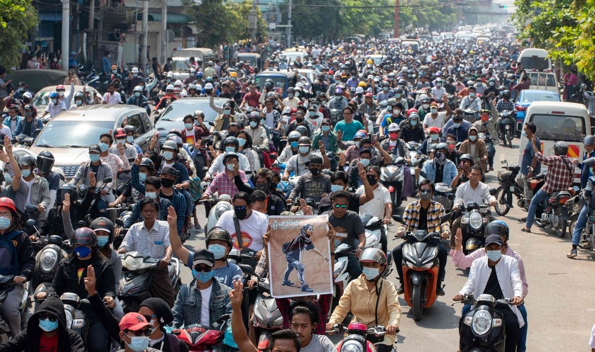 Mianmare po kruviniausios dienos po perversmo protestuotojai vėl išėjo į gatves