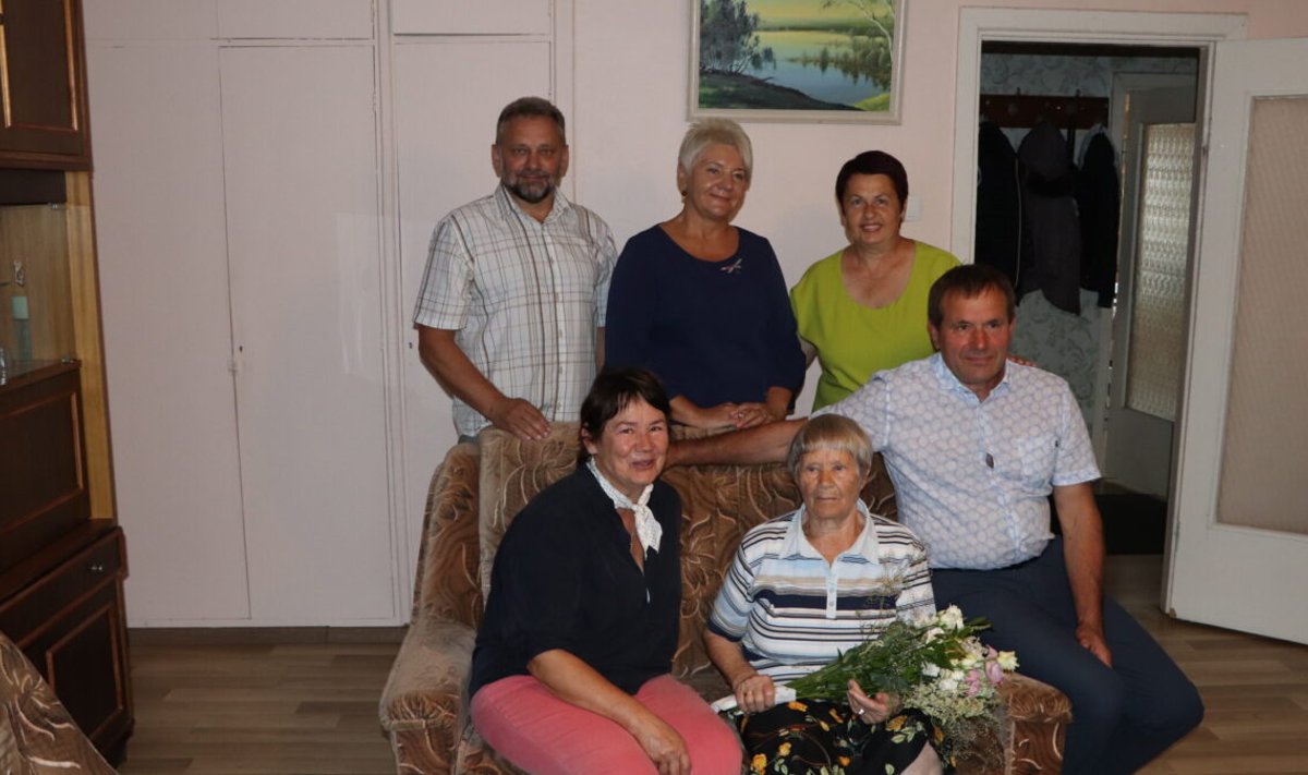 M. Tumosienę sveikino Savivaldybės bei seniūnijos atstovai, taip pat dukra Vida ir sūnus Justinas.