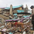 Indonezijoje žmonių paieškai po stipraus žemės drebėjimo trukdo liūtys
