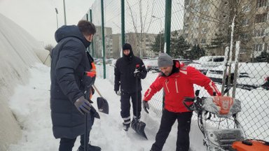 Pilaitės bendruomenės nariai rinkosi į talką: nukastas sniegas nuo pripučiamo futbolo maniežo kupolo