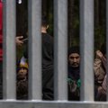 Nelegalūs migrantai didelėmis grupėmis iš Baltarusijos teritorijos mėgino kirsti sieną su Lenkija