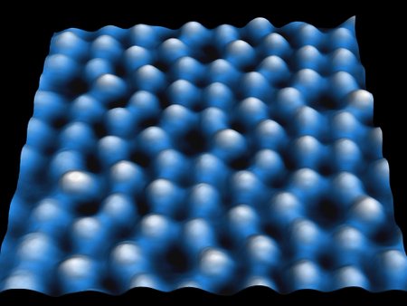 Skenuojančiu tuneliniu mikroskopu nufotografuotas silicio lusto paviršius. Kiekvienas kalnelis - vienas atomas