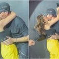 Enrique Iglesias paskelbė vaizdo įrašą, kuriame aistringai bučiuoja gerbėją: internautai nebuvo sužavėti