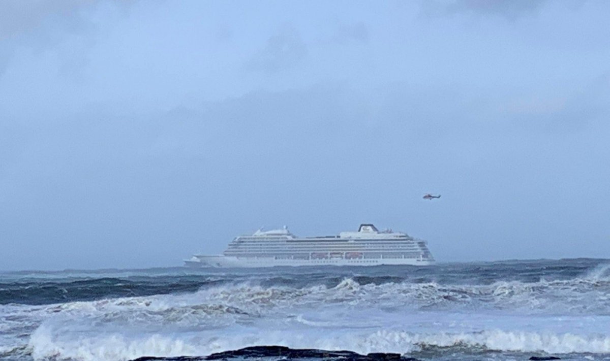 Evakuojamas laivas