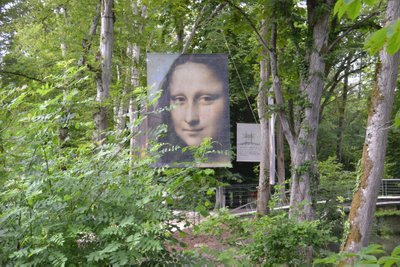 Paslaptinga Džokondos šypsena lankytojus lydi ir parke.