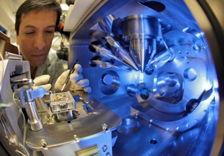 Leipcigo universitete ruošiamas mėginys tyrimui skenuojančiu elektroniniu mikroskopu