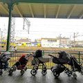 Lenkijos mamos nuo karo bėgančioms ukrainietėms traukinių stotyje palieka savo vaikiškus vežimėlius