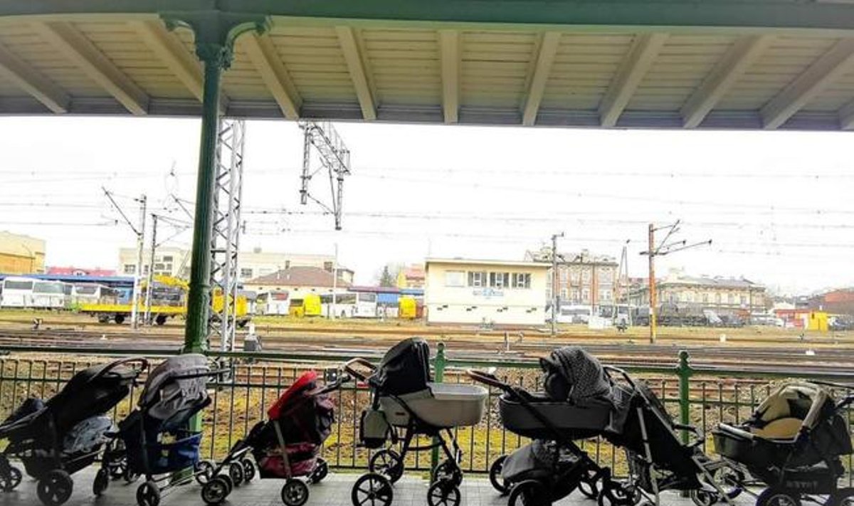 Lenkijos mamos nuo karo bėgančioms ukrainietėms traukinių stotyje palieka savo vaikiškus vežimėlius.