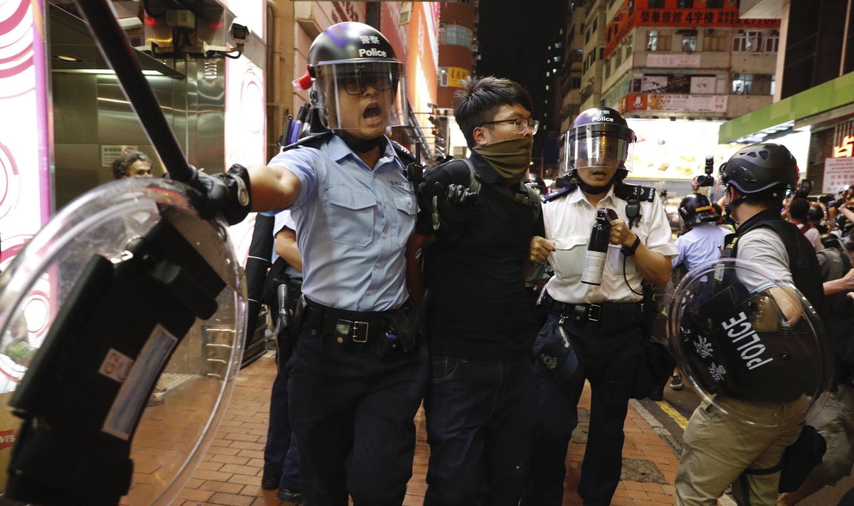 Honkongo policija per naujus neramumus areštavo penkis žmones