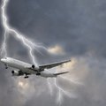 Į rusų turistus skraidinusį lėktuvą trenkė žaibas