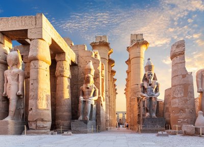 Luksoro šventyklos kiemas ir Ramzio II statulos, Egiptas