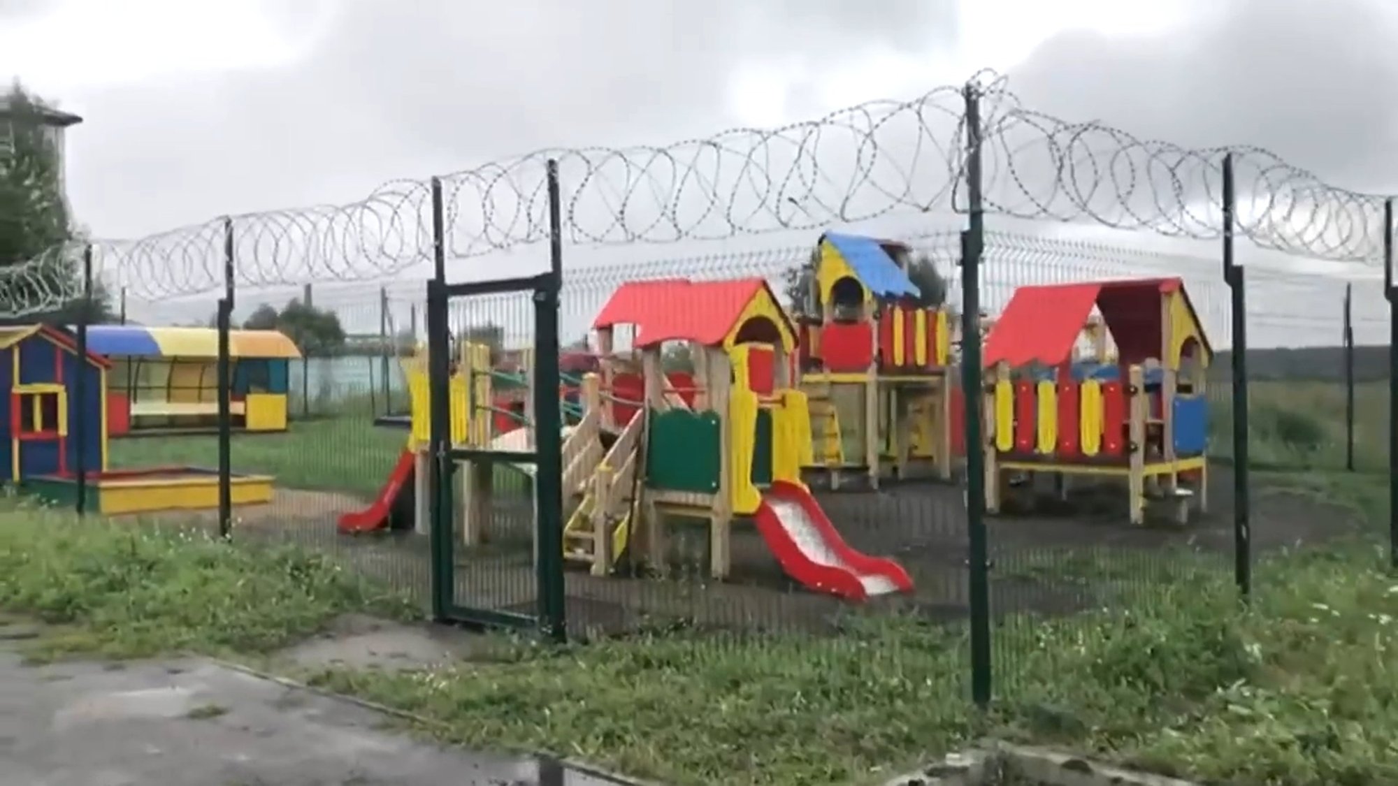 В Омске появилась детская площадка "строгого режима", обнесенная колючей  проволокой - Delfi RU