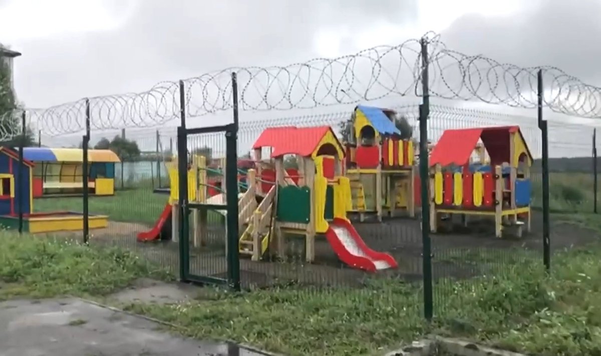 В Омске появилась детская площадка "строгого режима"