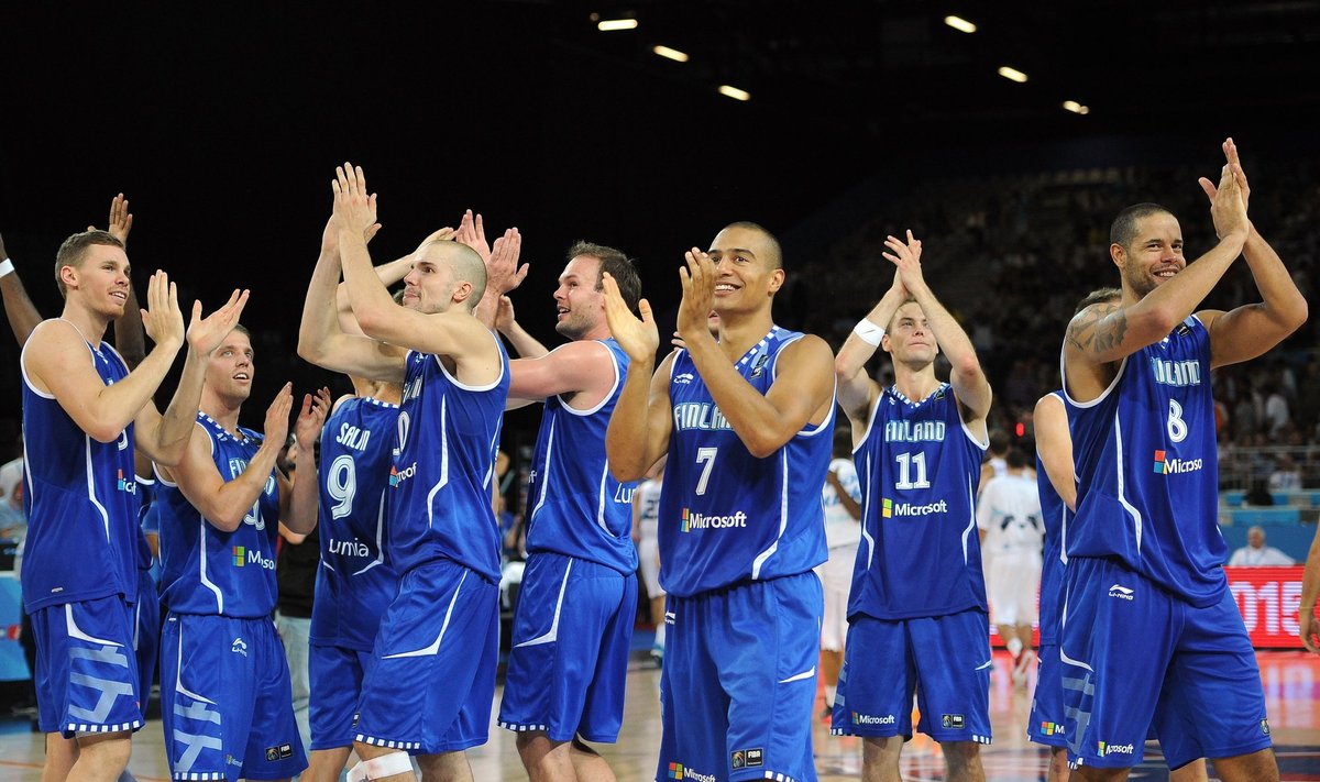 Suomijos krepšininkai džiaugiasi pergale