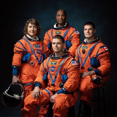 NASA astronautai Christina Koch, Victoras Gloveris ir Reidas Wisemanas bei kanadietis Jeremy Hansenas buvo atrinkti į 10 dienų trukmės misiją aplink Mėnulį. 