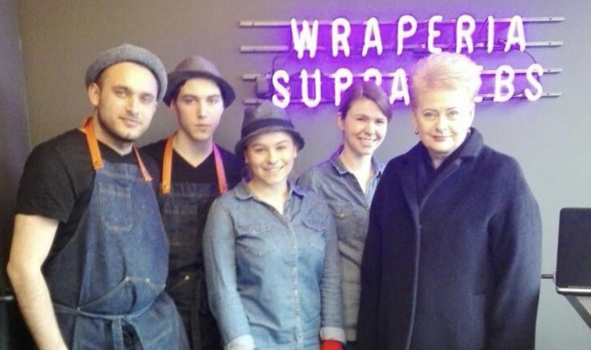 Dalia Grybauskaitė įsiamžino su kebabinės personalu