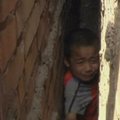 Kinijoje ugniagesiai išgelbėjo tarp sienų įstrigusį berniuką