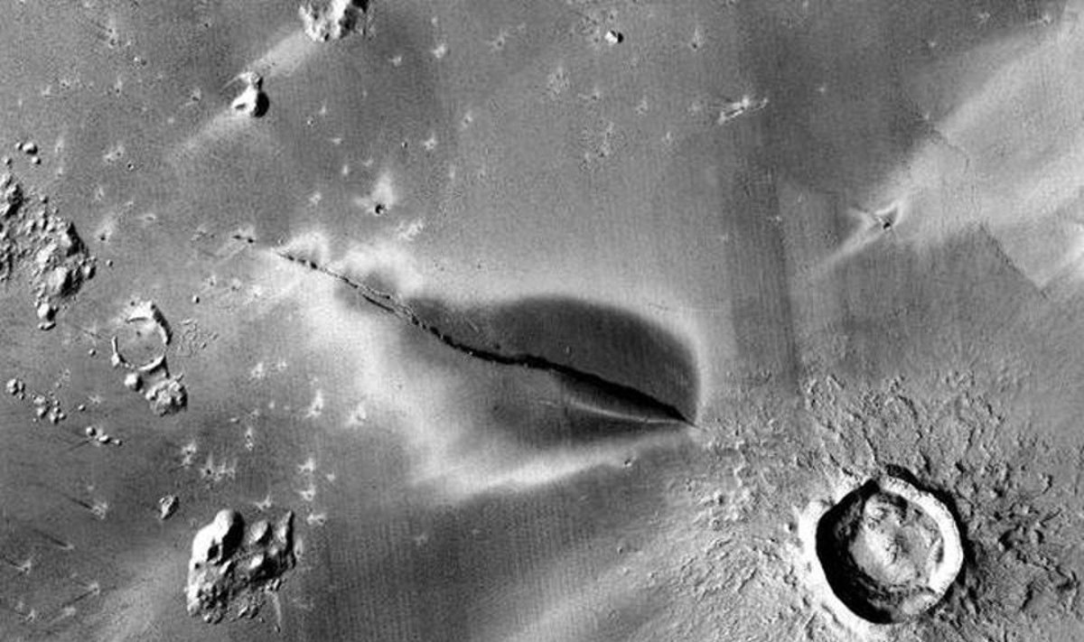 Neseno vulkaninio sprogimo nuosėdos aplink Cerberus Fossae plyšį. NASA/JPL/MSSS/The Murray Lab nuotr.