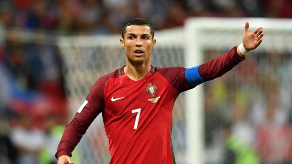 Po pralaimėjimo C. Ronaldo oficialiai paskelbė apie savo dvynių gimimą ir paliko rinktinę