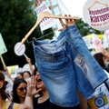 Stambule moterys surengė eitynes prieš smurtą ir drabužių dėvėjimo apribojimus