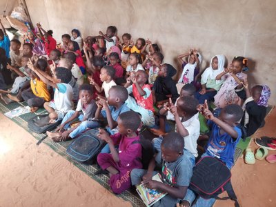 Dėl karinio konflikto Sudane uždaryta daugelis mokyklų. Nuotraukoje – vaikai mokosi mečetės kieme Omdurmane