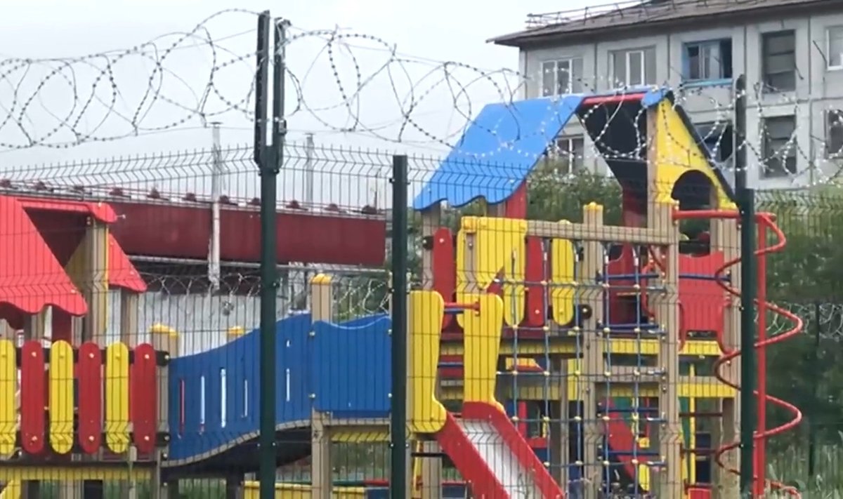 В России появилась детская площадка "строгого режима"