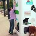 Perdirbami plastikiniai buteliai maitina benamius šunis