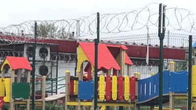 В Омске появилась детская площадка "строгого режима"