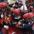 Gelbėtojai Turkijoje nufilmavo mažylės gelbėjimo operaciją iš po griūvėsių